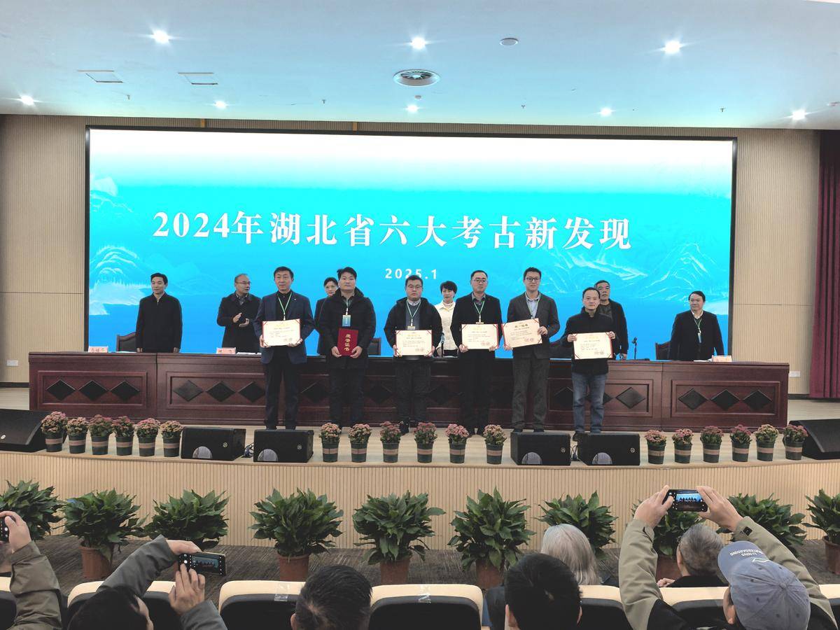 http://lswh.hubei-university.com/__local/9/28/1F/BCECE5F0D834B0559F4781C4FB1_5C1687CD_21A1E.jpg?e=.jpg